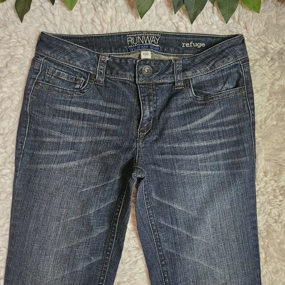Refuge Runway Everyday Boot Cut Vintage Wash Jeans (NWOT) - Picture 3 of 10